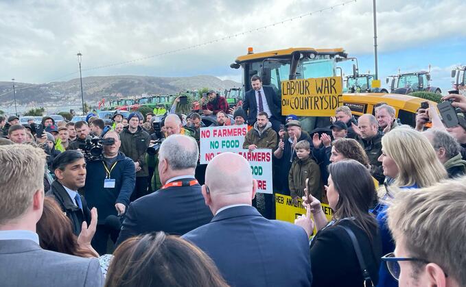 Former Tory Minister backs Labour, accuses Sunak of 'siding with climate deniers'
